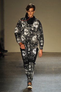 modeli pist Laytmotifi gösterisi sırasında yürür.