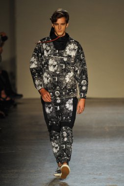 modeli pist Laytmotifi gösterisi sırasında yürür.