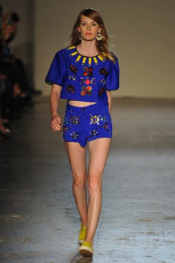 modeli pist Laytmotifi gösterisi sırasında yürür.