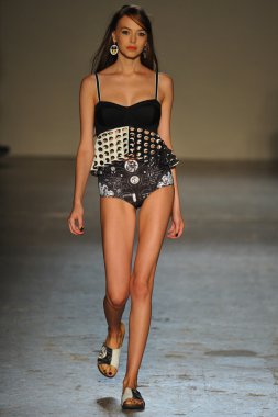 modeli pist Laytmotifi gösterisi sırasında yürür.