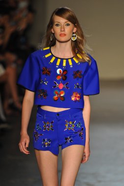 modeli pist Laytmotifi gösterisi sırasında yürür.