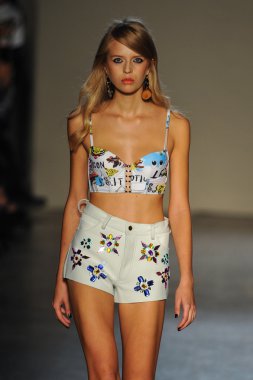 modeli pist Laytmotifi gösterisi sırasında yürür.