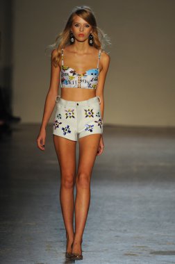 modeli pist Laytmotifi gösterisi sırasında yürür.