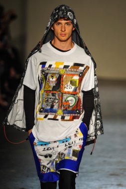 modeli pist Laytmotifi gösterisi sırasında yürür.