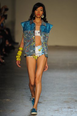 modeli pist Laytmotifi gösterisi sırasında yürür.