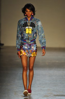 modeli pist Laytmotifi gösterisi sırasında yürür.