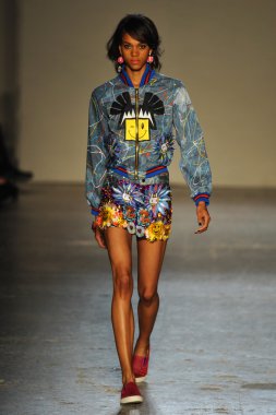 modeli pist Laytmotifi gösterisi sırasında yürür.