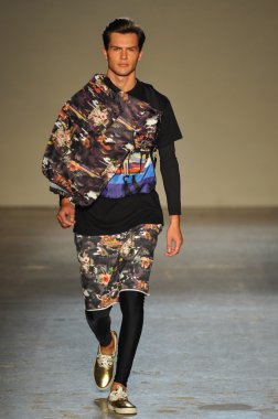 modeli pist Laytmotifi gösterisi sırasında yürür.