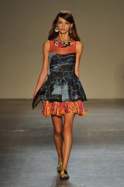 modeli pist Laytmotifi gösterisi sırasında yürür.