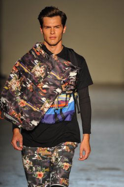 modeli pist Laytmotifi gösterisi sırasında yürür.