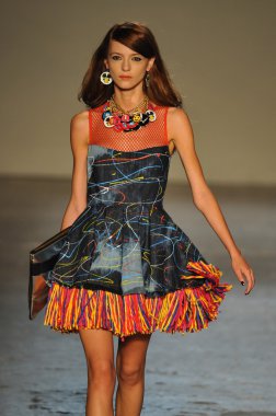 modeli pist Laytmotifi gösterisi sırasında yürür.