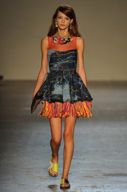 modeli pist Laytmotifi gösterisi sırasında yürür.