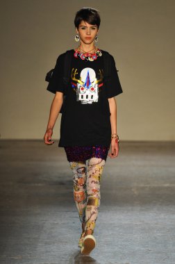 modeli pist Laytmotifi gösterisi sırasında yürür.