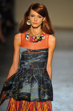 modeli pist Laytmotifi gösterisi sırasında yürür.