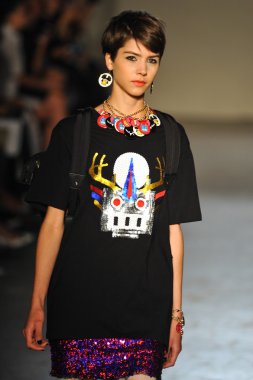 modeli pist Laytmotifi gösterisi sırasında yürür.