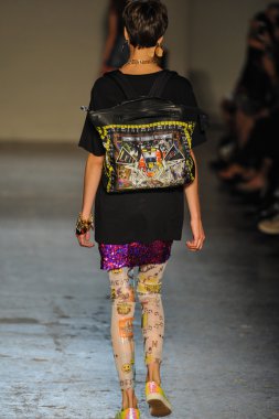 modeli pist Laytmotifi gösterisi sırasında yürür.