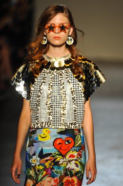 modeli pist Laytmotifi gösterisi sırasında yürür.