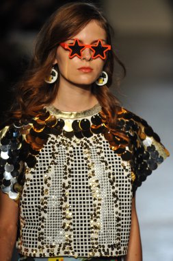 modeli pist Laytmotifi gösterisi sırasında yürür.