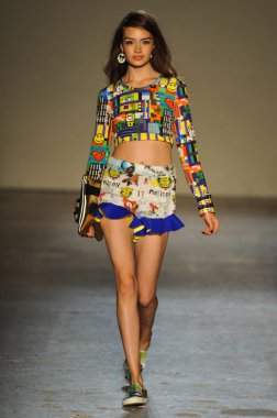 modeli pist Laytmotifi gösterisi sırasında yürür.