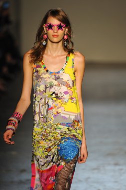 modeli pist Laytmotifi gösterisi sırasında yürür.