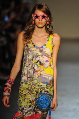 modeli pist Laytmotifi gösterisi sırasında yürür.