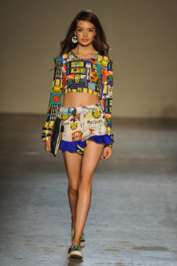 modeli pist Laytmotifi gösterisi sırasında yürür.