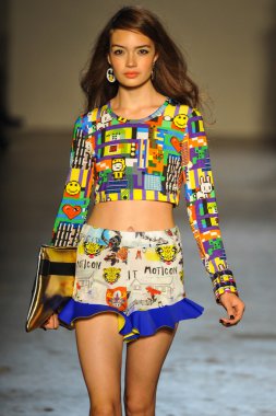 modeli pist Laytmotifi gösterisi sırasında yürür.