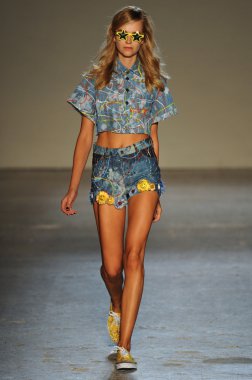 modeli pist Laytmotifi gösterisi sırasında yürür.