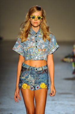 modeli pist Laytmotifi gösterisi sırasında yürür.