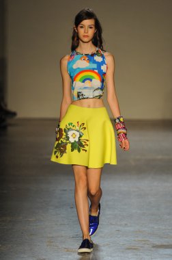 modeli pist Laytmotifi gösterisi sırasında yürür.