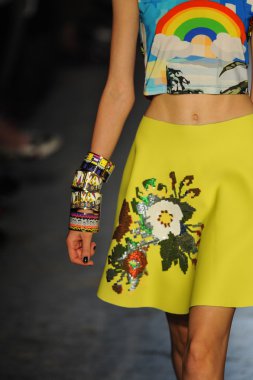 modeli pist Laytmotifi gösterisi sırasında yürür.