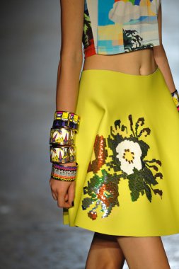 modeli pist Laytmotifi gösterisi sırasında yürür.