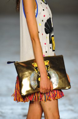 modeli pist Laytmotifi gösterisi sırasında yürür.