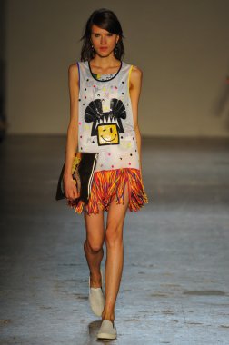 modeli pist Laytmotifi gösterisi sırasında yürür.