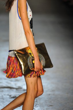 modeli pist Laytmotifi gösterisi sırasında yürür.