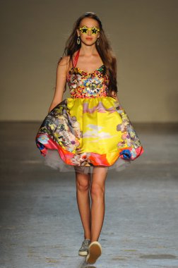 modeli pist Laytmotifi gösterisi sırasında yürür.