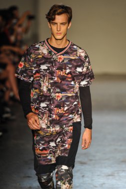 modeli pist Laytmotifi gösterisi sırasında yürür.