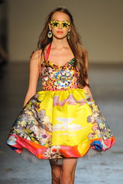 modeli pist Laytmotifi gösterisi sırasında yürür.