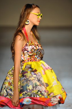 modeli pist Laytmotifi gösterisi sırasında yürür.