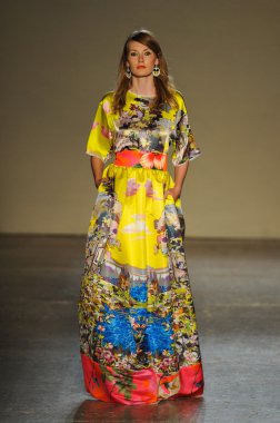 modeli pist Laytmotifi gösterisi sırasında yürür.