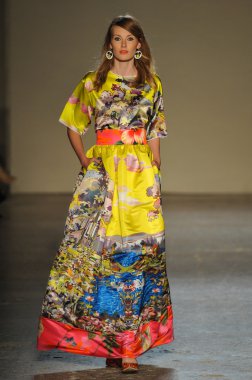 modeli pist Laytmotifi gösterisi sırasında yürür.