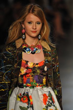 modeli pist Laytmotifi gösterisi sırasında yürür.