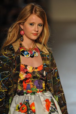 modeli pist Laytmotifi gösterisi sırasında yürür.