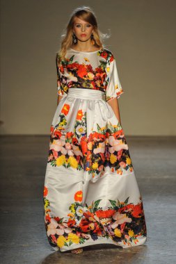 modeli pist Laytmotifi gösterisi sırasında yürür.