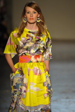 modeli pist Laytmotifi gösterisi sırasında yürür.