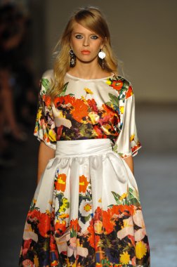 modeli pist Laytmotifi gösterisi sırasında yürür.