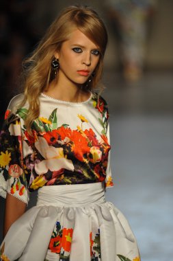 modeli pist Laytmotifi gösterisi sırasında yürür.