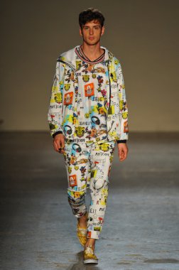 modeli pist Laytmotifi gösterisi sırasında yürür.