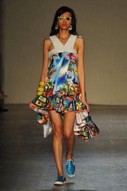 modeli pist Laytmotifi gösterisi sırasında yürür.