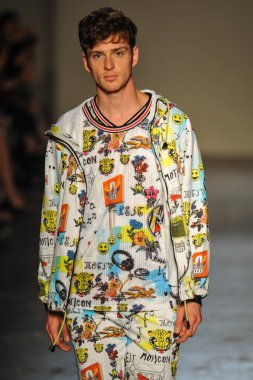 modeli pist Laytmotifi gösterisi sırasında yürür.